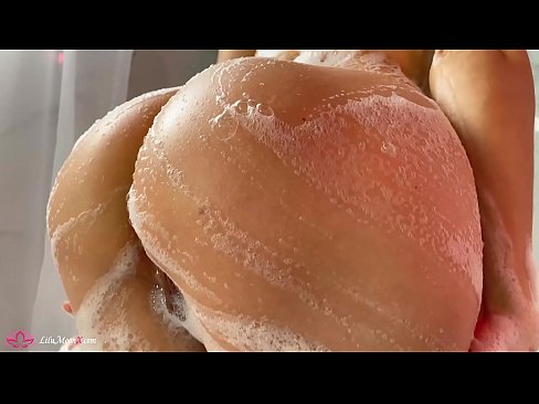 ❤️ Brunette o ipholla litho tsa botona kapa botšehali ho li khotsofatsa Pussy e nang le Vibrator ho ea ho Intense Orgasm in Shower ❤️❌